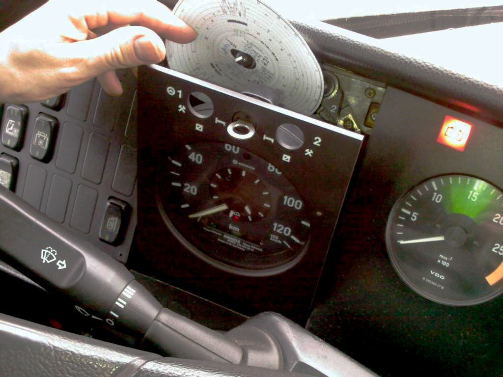 Tacógrafo instalado no painel do veículo